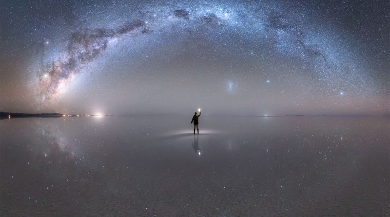 بازتاب آسمان شب از بزرگترین آینه ی جهان